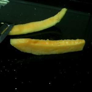 如何切哈密瓜拿着吃呢视频